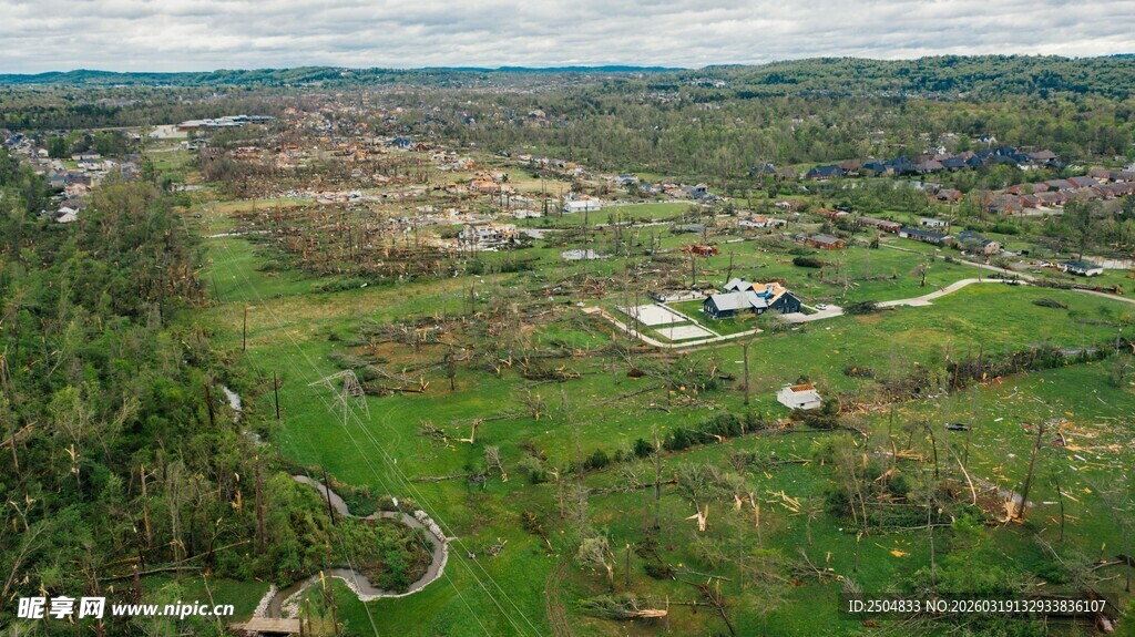 俯瞰绿意盎然的开阔地带