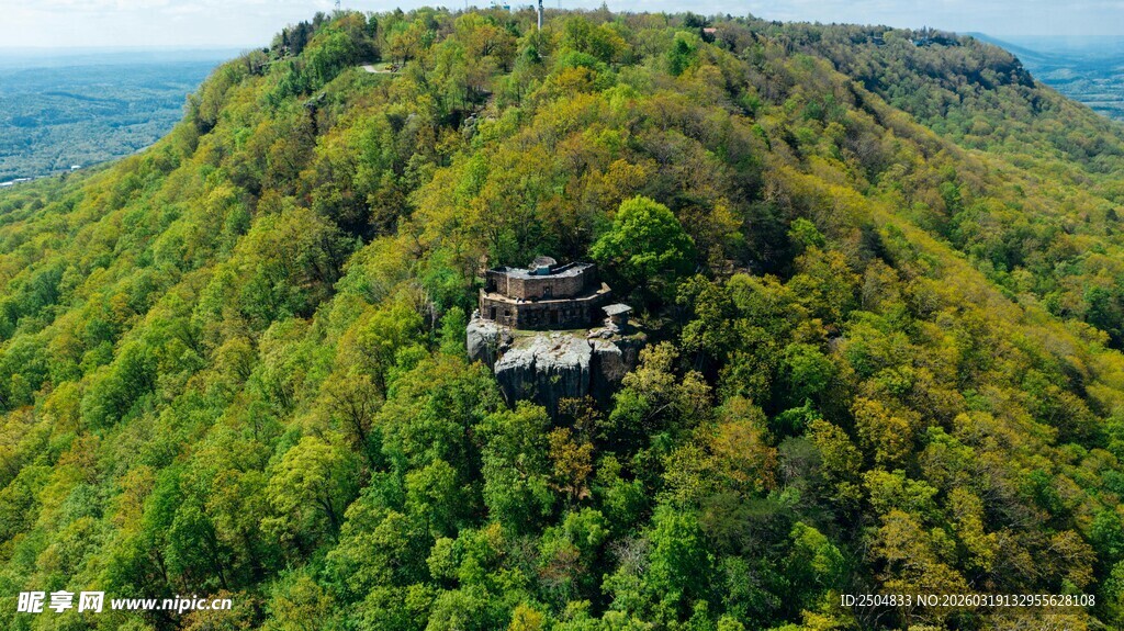 山巅绿林中的神秘建筑