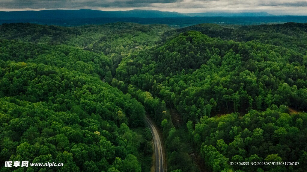 俯瞰山间蜿蜒公路美景