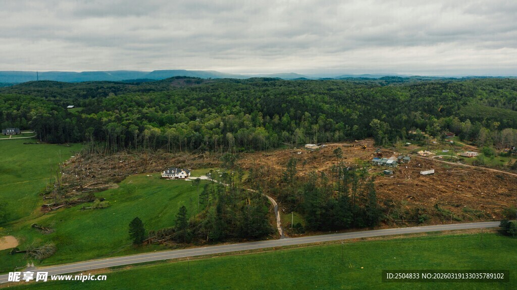 俯瞰绿意盎然的开阔乡村
