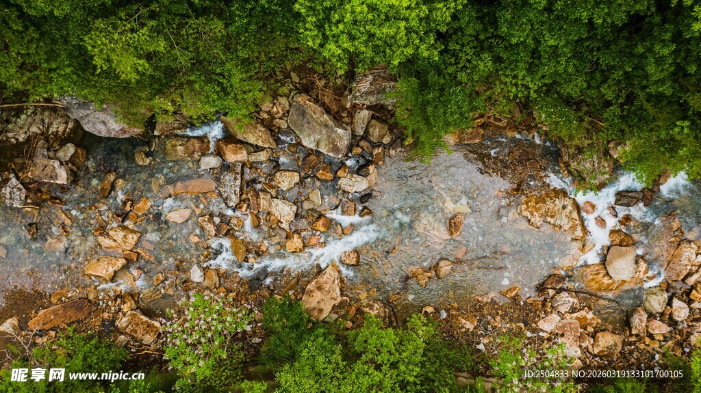 山间溪流旁的碎石景观