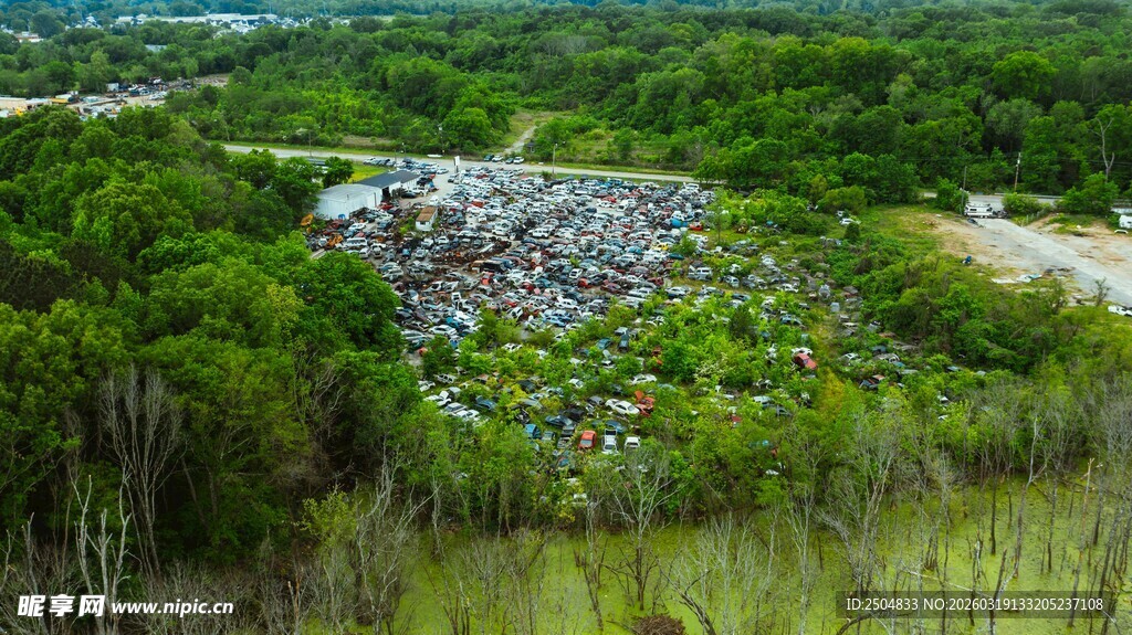 野外废弃场地的荒芜景象