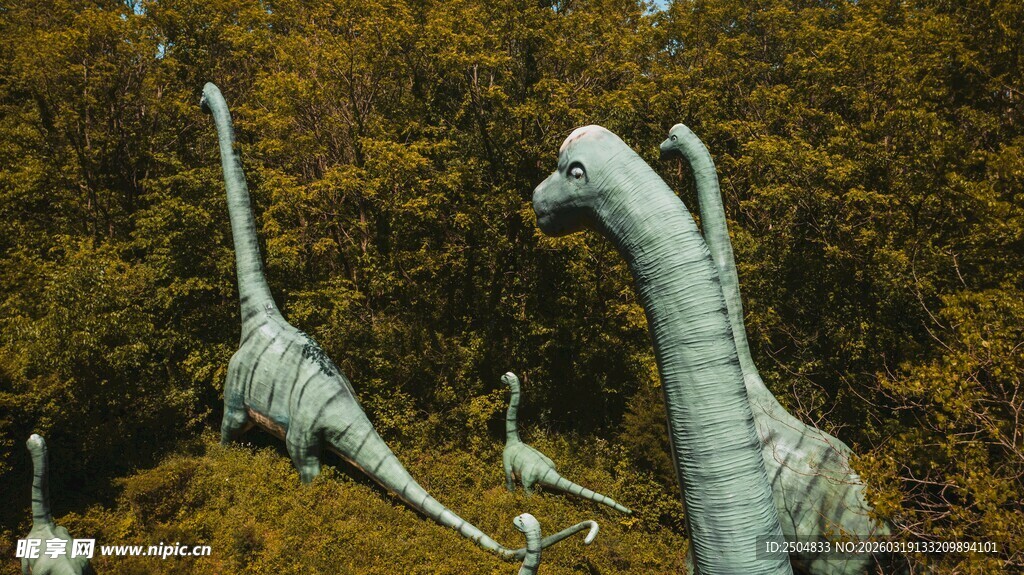 远古丛林中的两只长颈恐龙