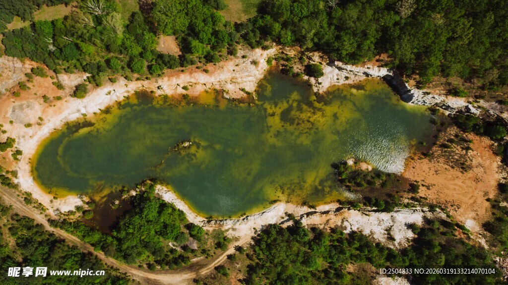 俯瞰山间碧绿清澈小湖泊
