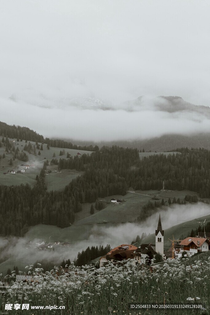 山间云雾下的牧场景象