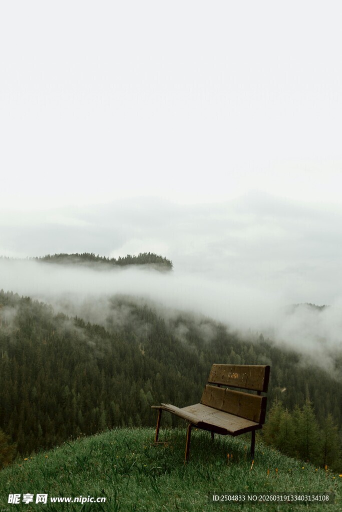 云雾中静立的山间长椅