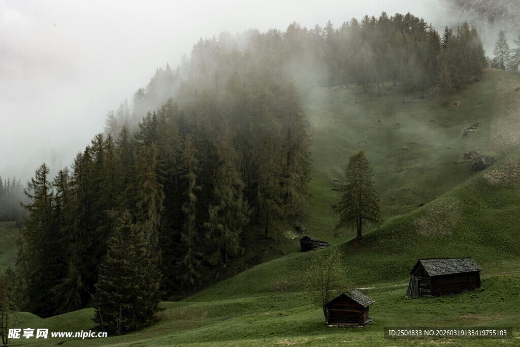 山间雾绕的静谧小村落