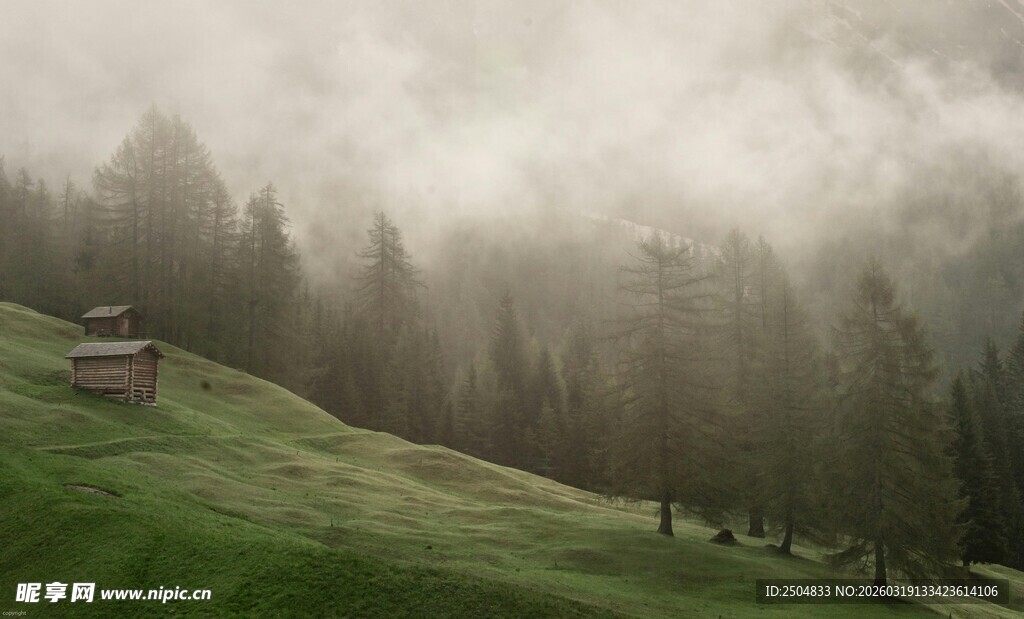 山间雾景中的静谧小屋