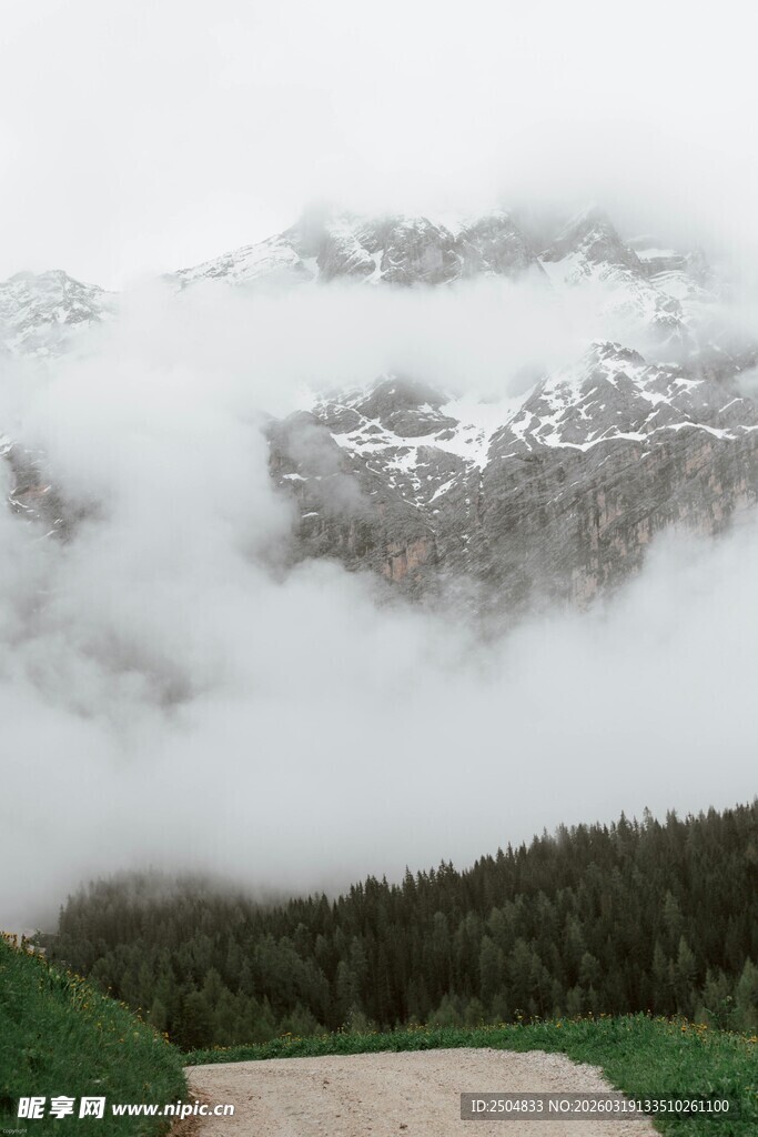 云雾缭绕的山间道路