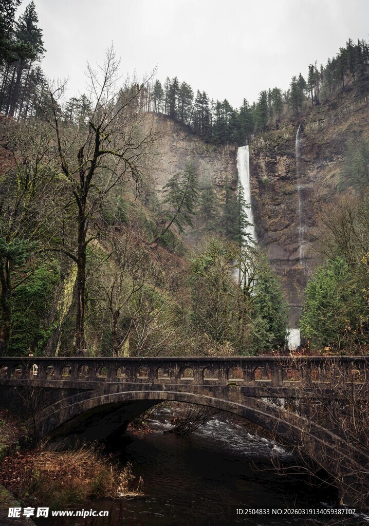 山间瀑布下的古朴石桥