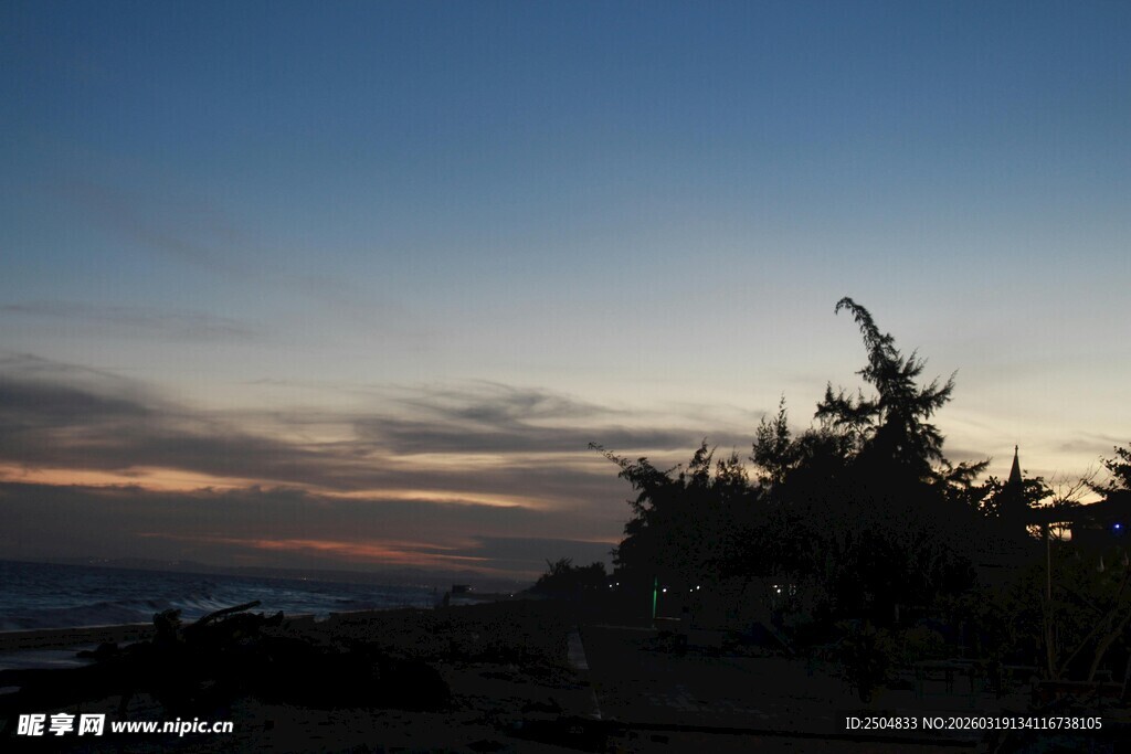 黄昏山顶的壮丽自然景观