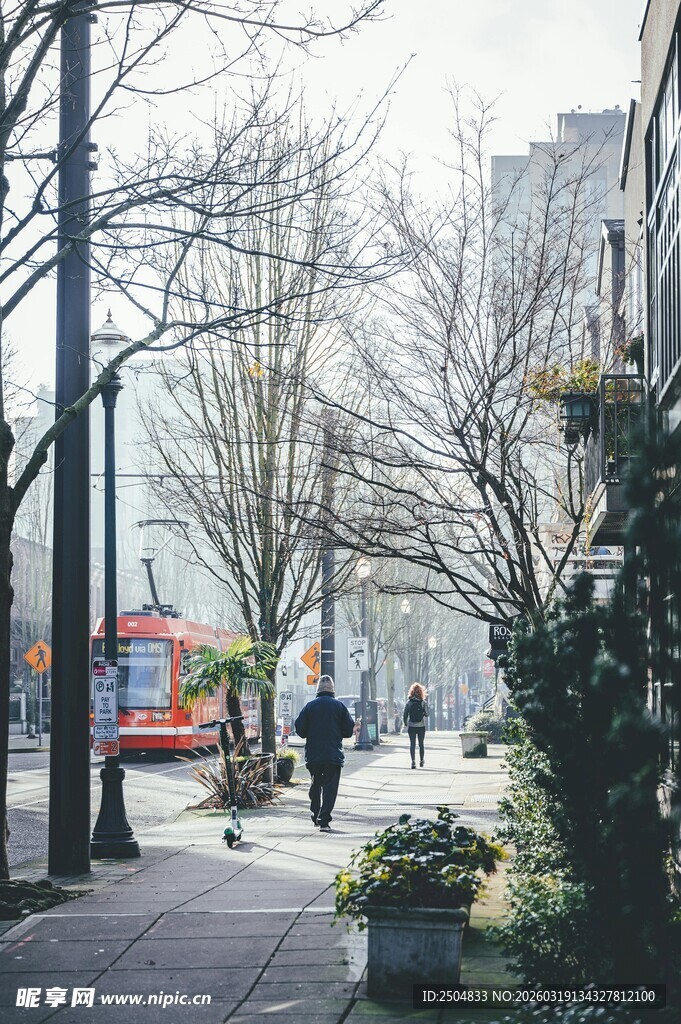城市街道冬日行人景象