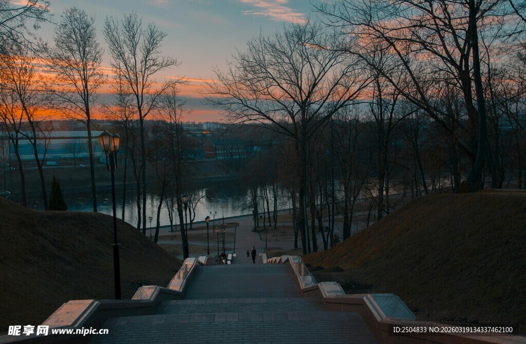 黄昏湖畔阶梯与萧瑟树木