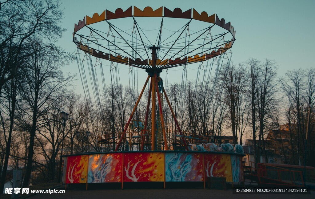 废弃 乐园中的彩色摩天轮