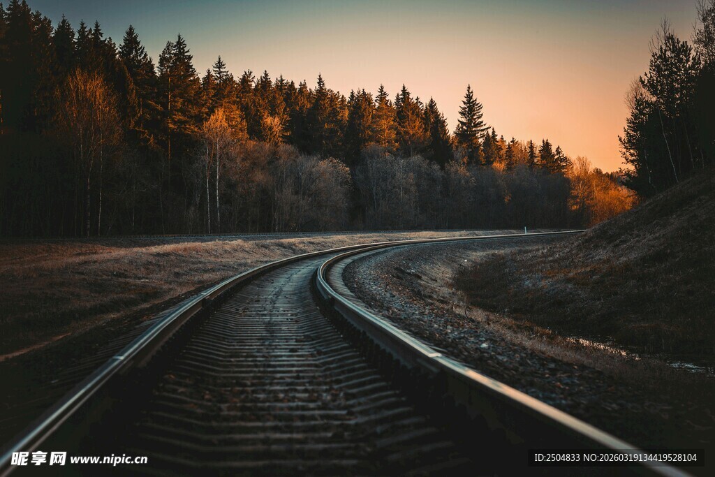 夕阳下的蜿蜒铁轨