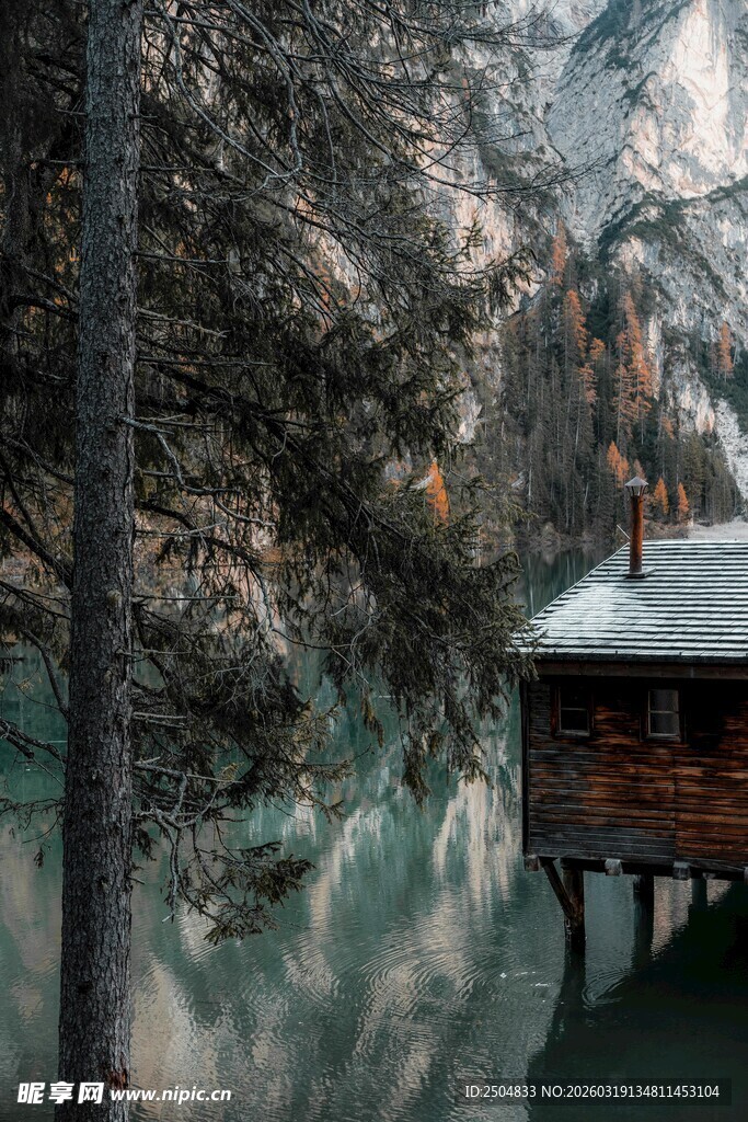 雪覆山林中的临水木屋