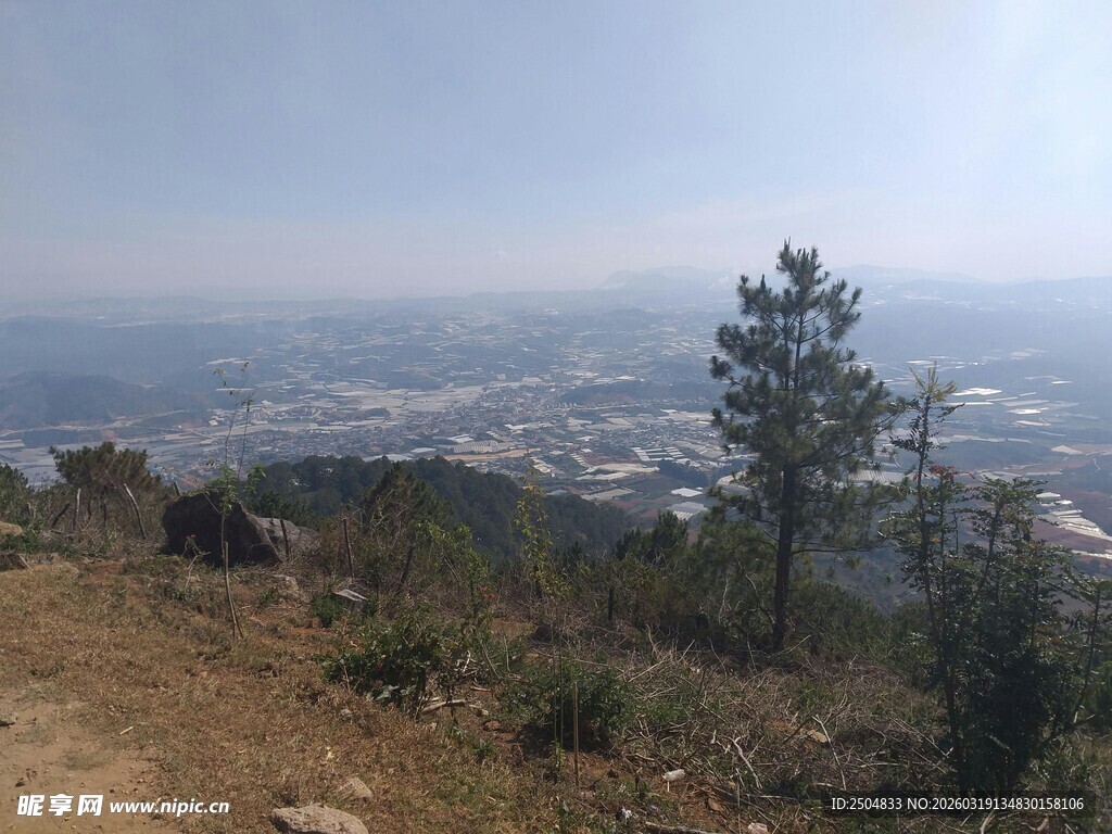 山顶俯瞰城市风光美景
