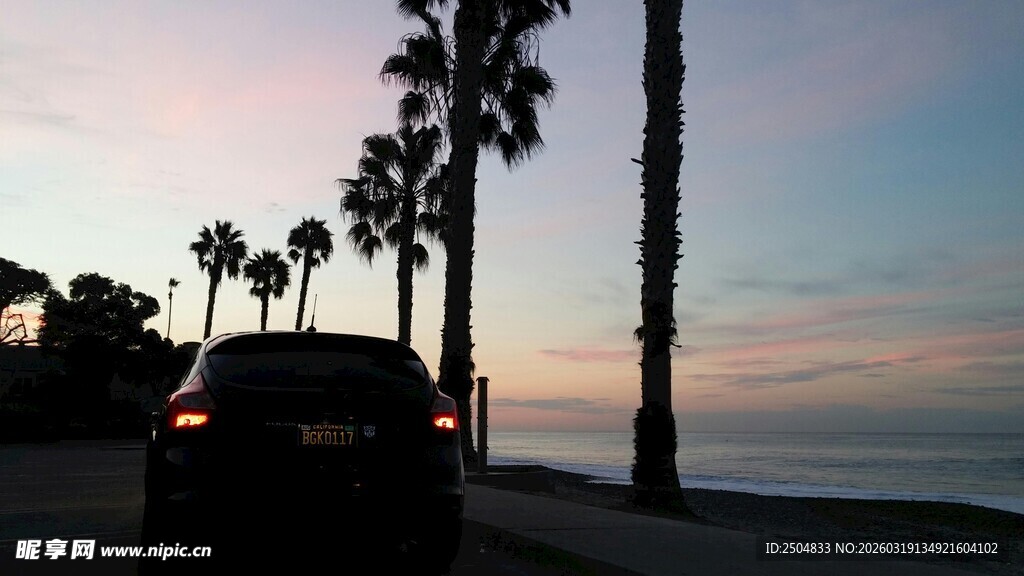 夕阳下的海滨公路与汽车