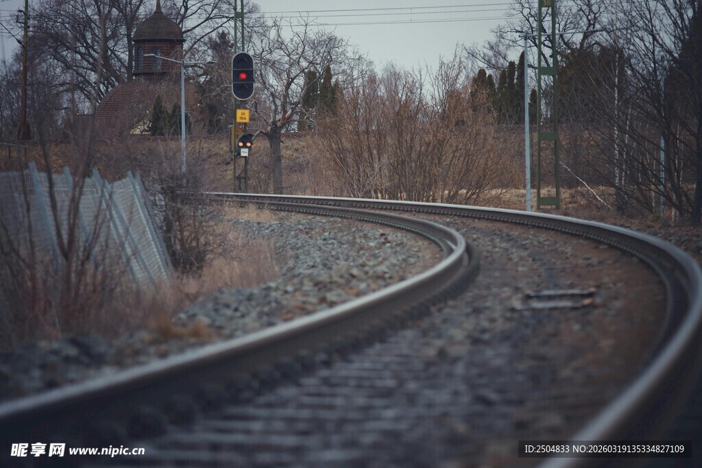 蜿蜒铁轨伸向远方