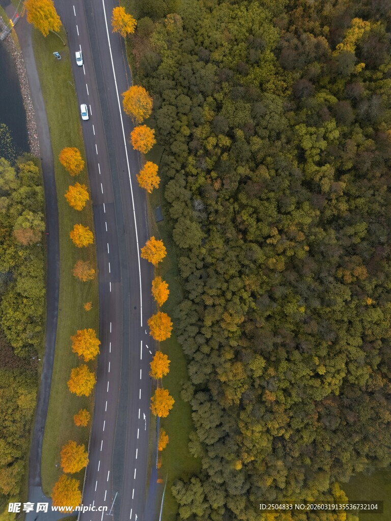 秋日公路航拍美景