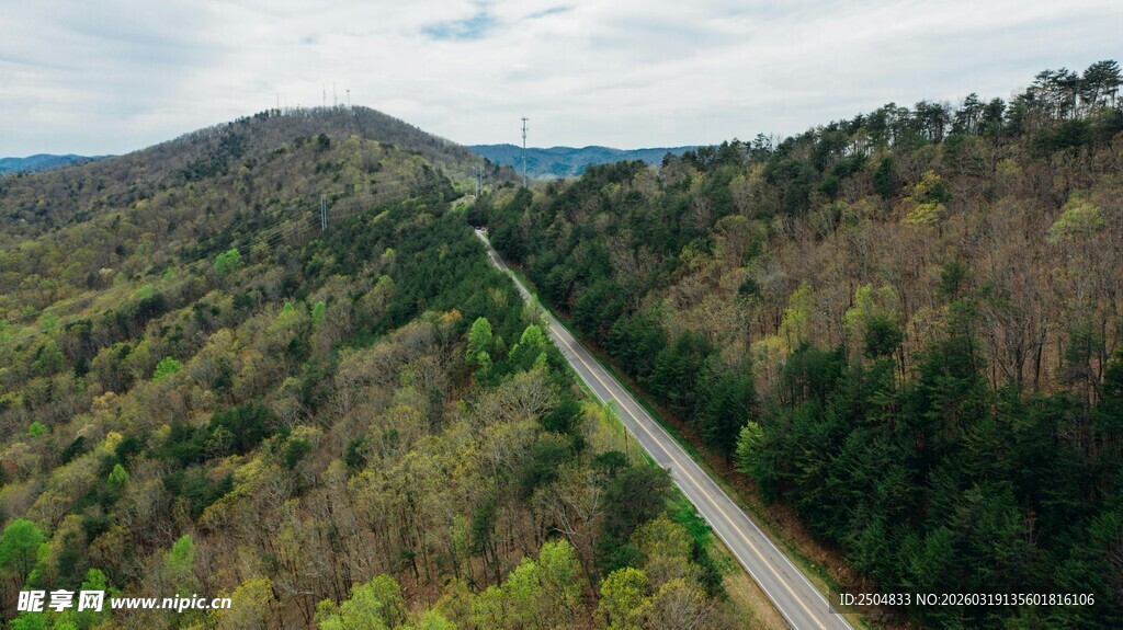 山间蜿蜒公路航拍美景