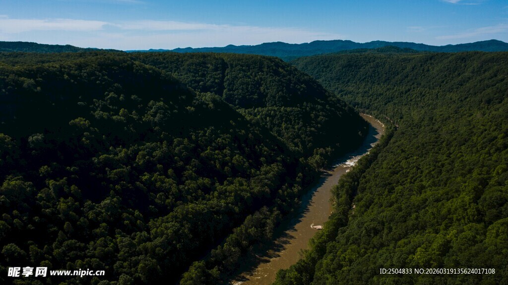 山间蜿蜒公路 绿意盎然