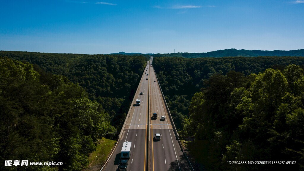 俯瞰公路上行驶的车辆