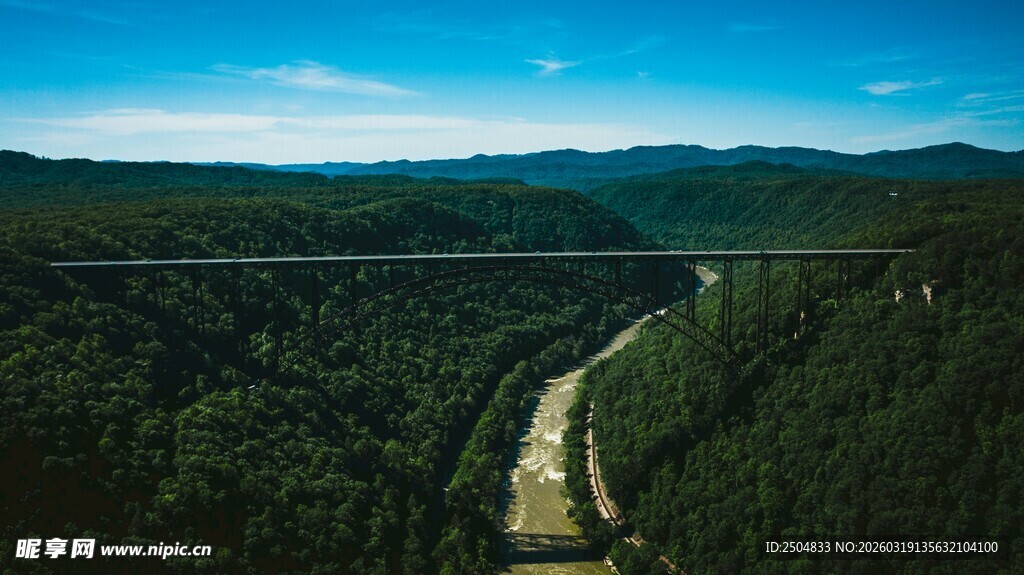壮丽山谷中的蜿蜒河流