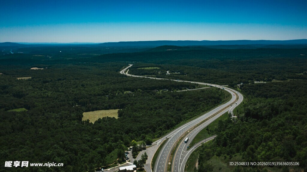 蜿蜒公路穿梭于绿野之间