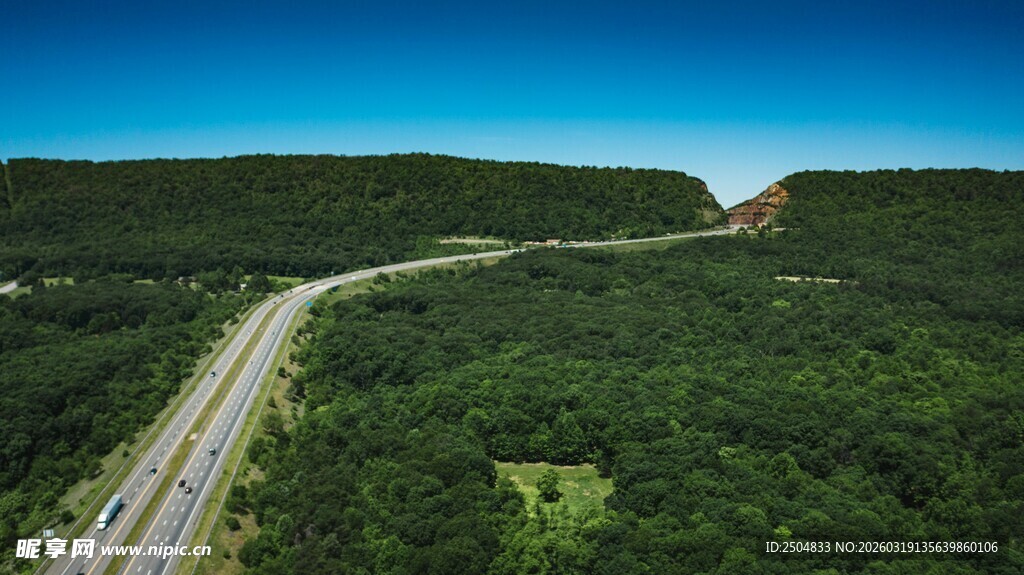 蜿蜒公路穿行翠绿山林