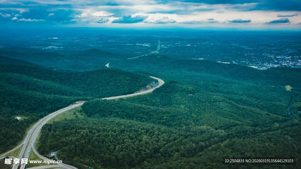 蜿蜒公路穿行翠绿山林