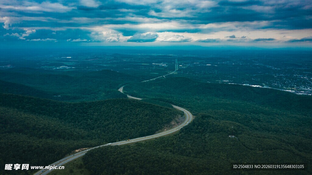 航拍蜿蜒公路穿越绿野