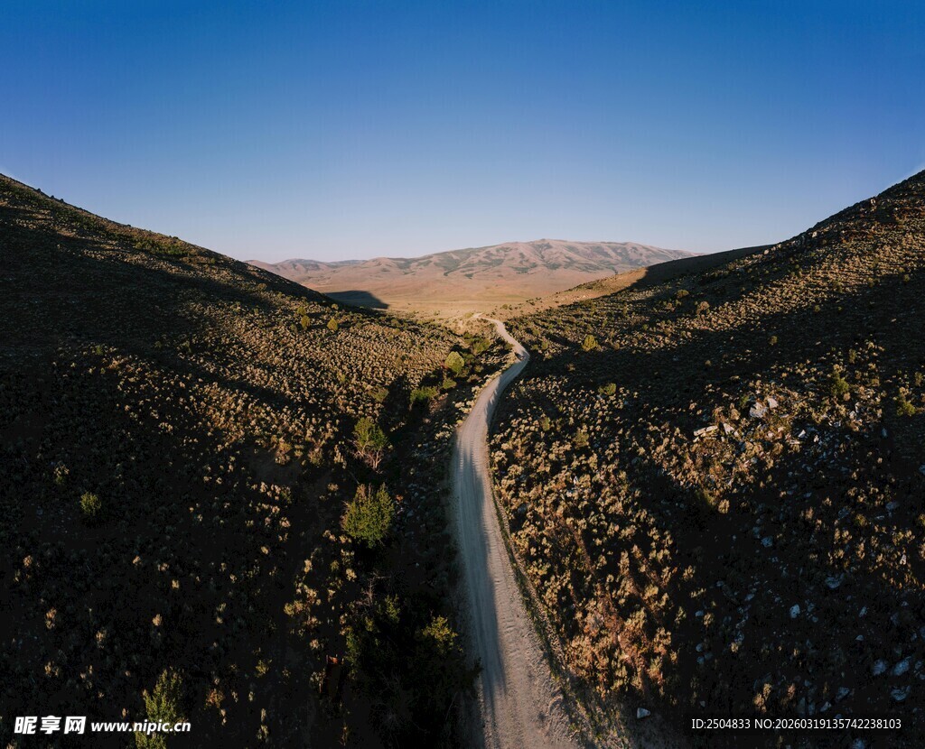蜿蜒山路穿行于山间美景