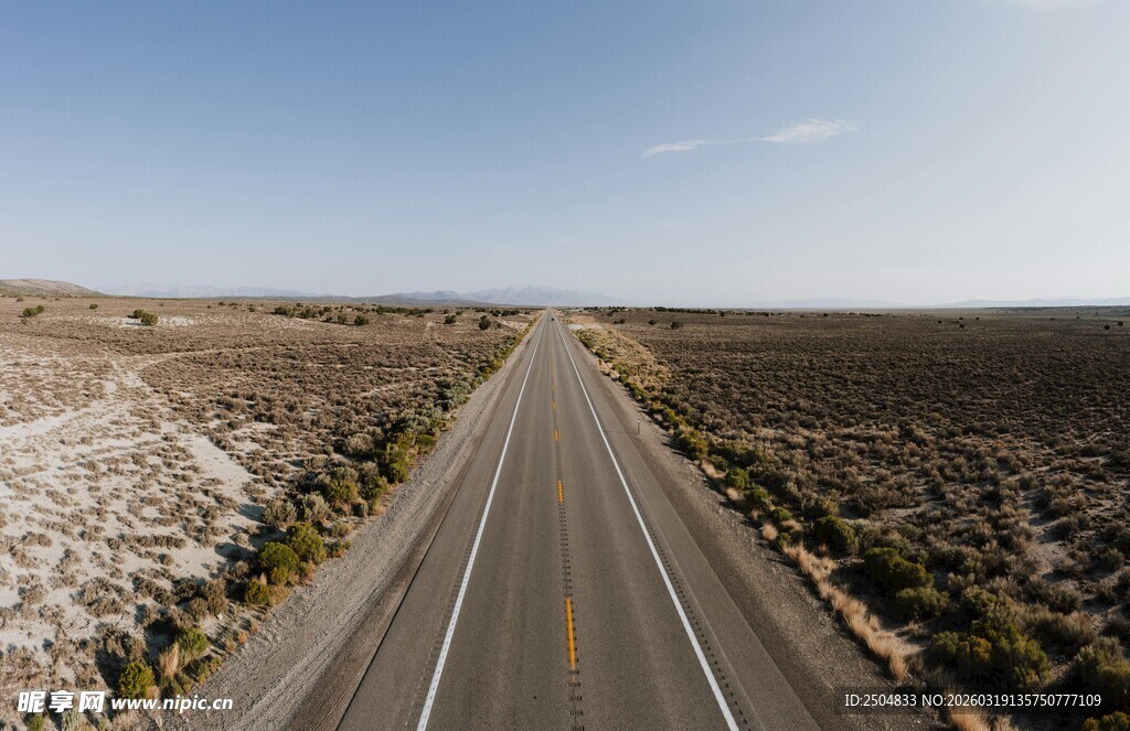 旷野中的孤独公路