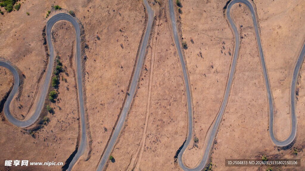 蜿蜒山路航拍图