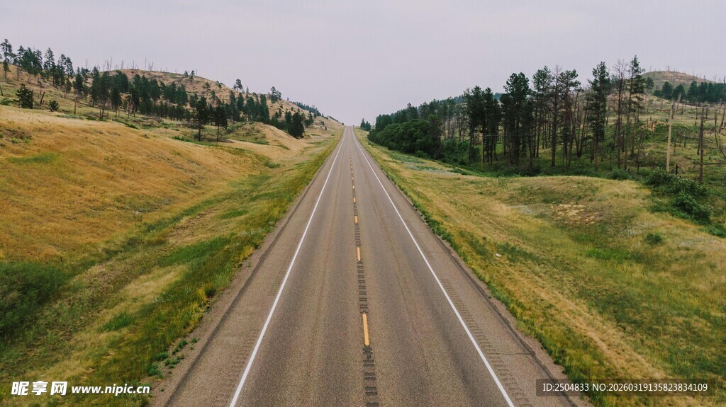 旷野中的笔直公路