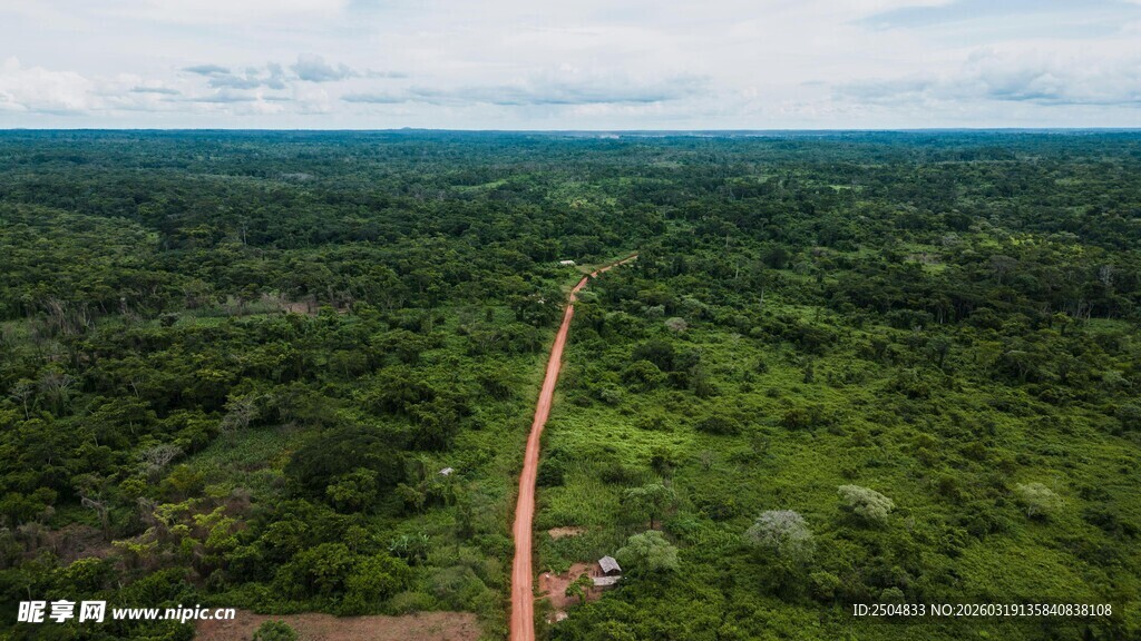 俯瞰旷野中的蜿蜒土路
