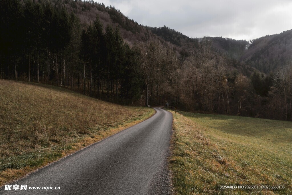 蜿蜒山间公路 自然美景