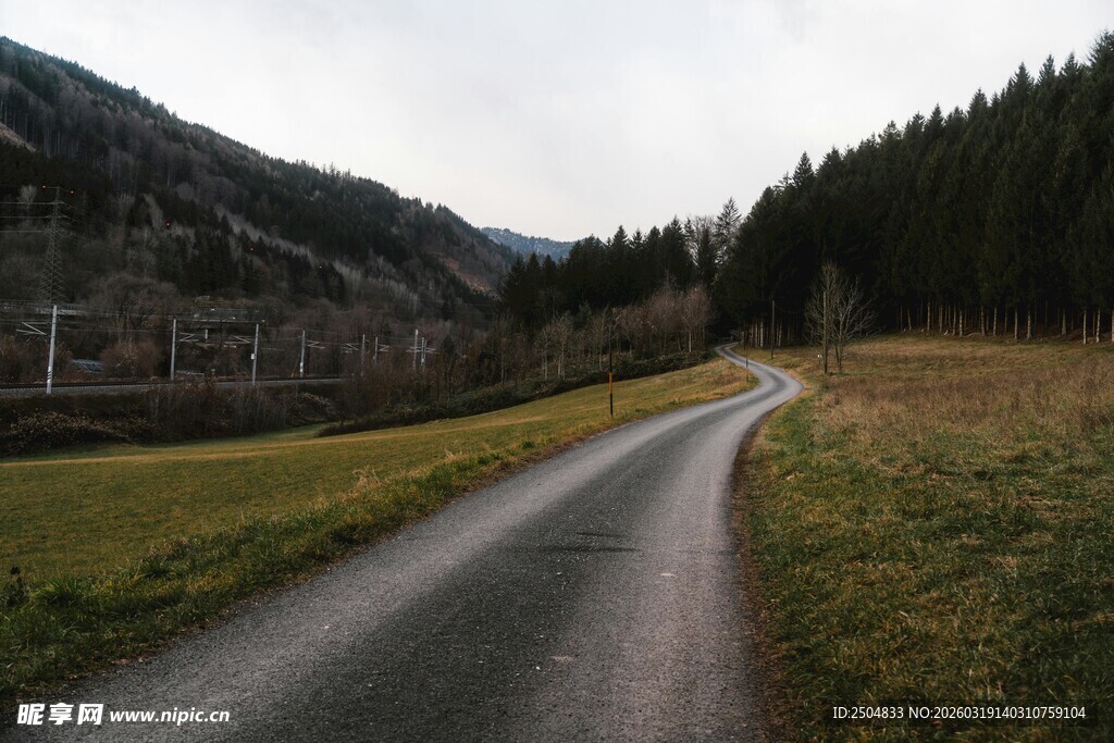 山间蜿蜒小路 自然风光美