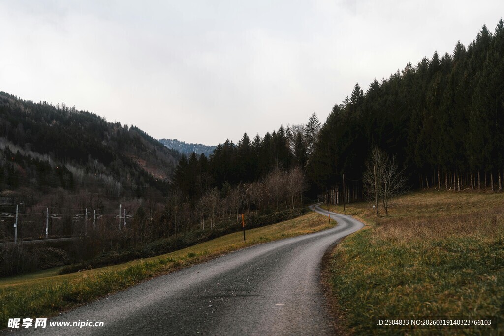 蜿蜒山间公路 自然景致