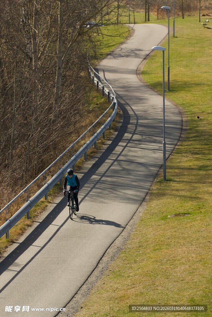 一人骑行于蜿蜒小路