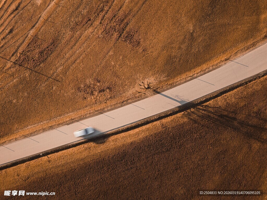 公路上行驶的孤独车辆