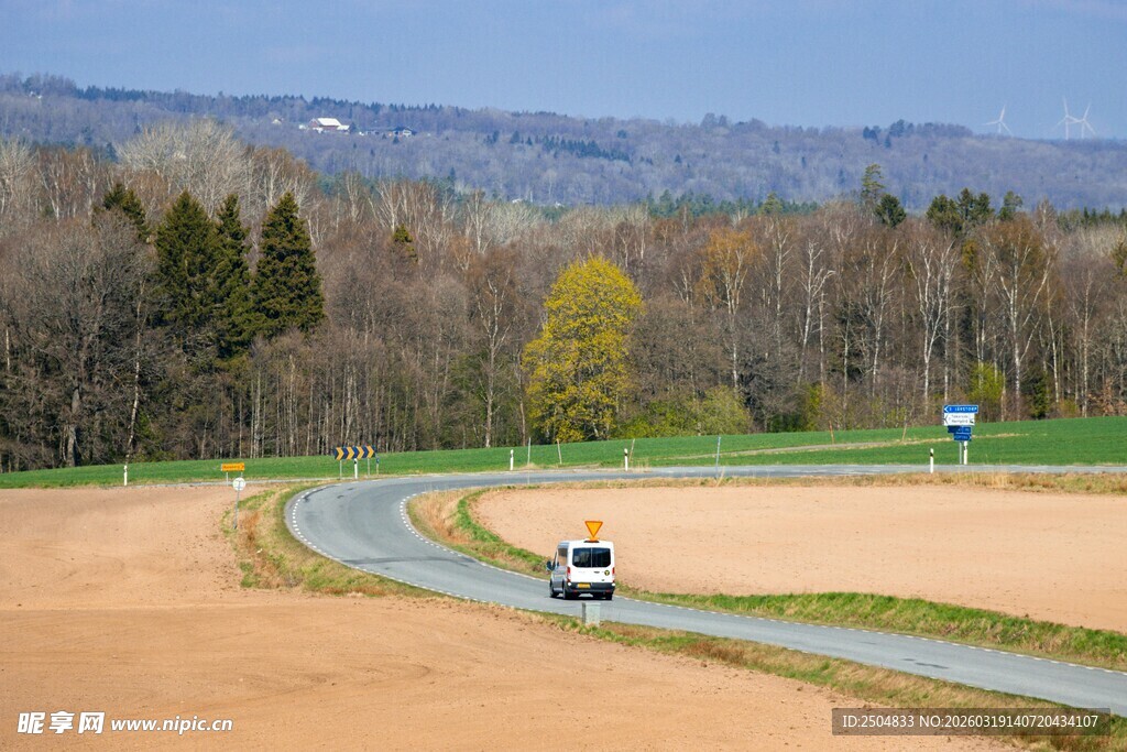 公路上行驶的孤独车辆
