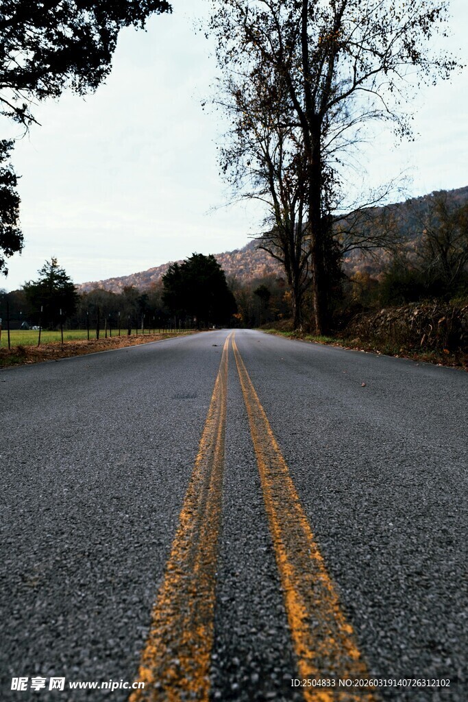 空旷公路延伸向远方