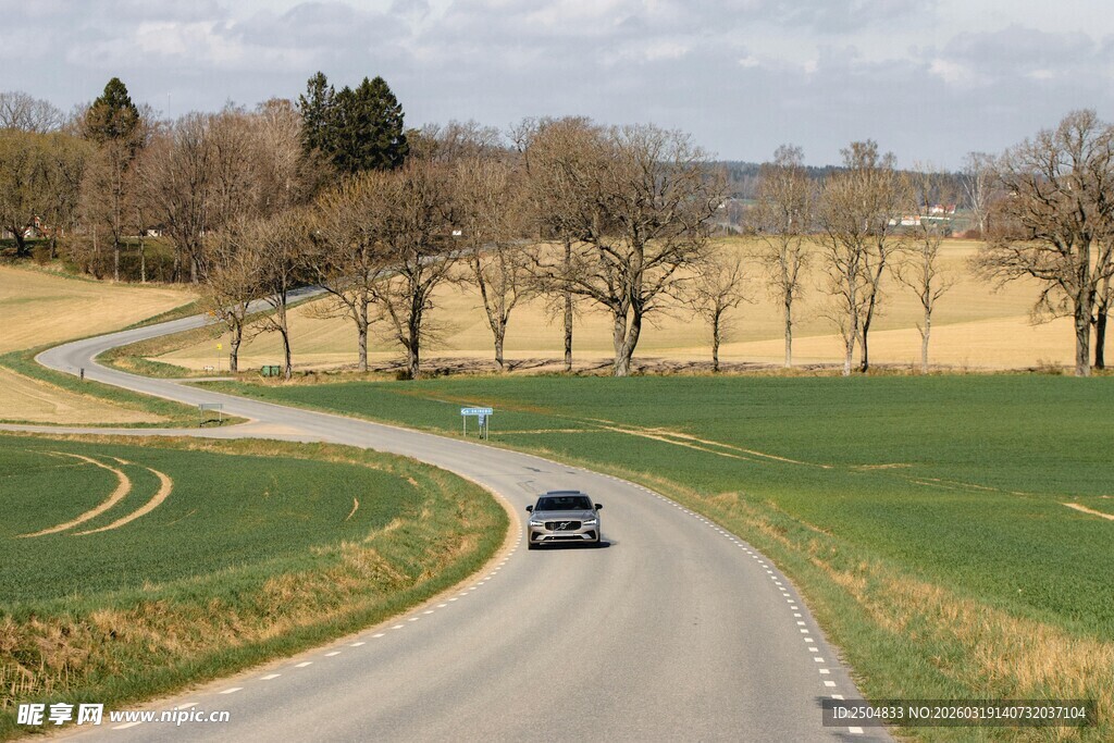 蜿蜒公路上的行驶车辆