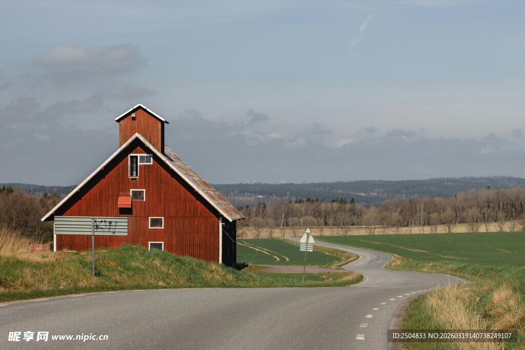 乡村红屋旁的蜿蜒小路