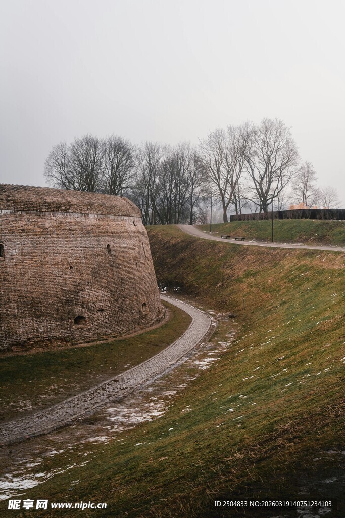 古老城墙边的蜿蜒小路