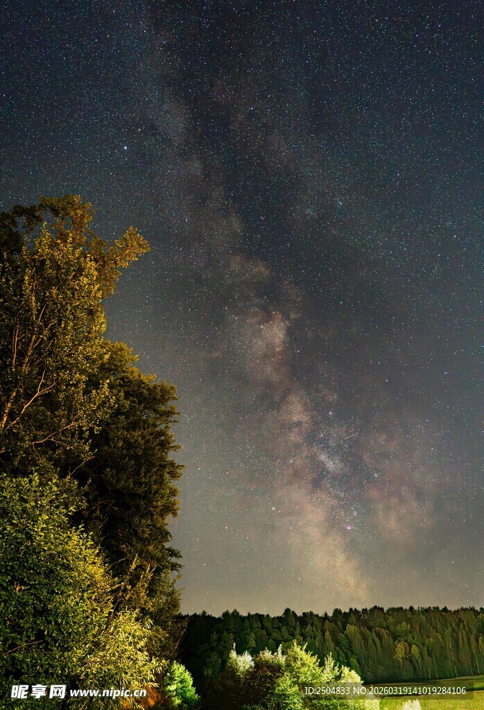 夏夜星空下的静谧田园