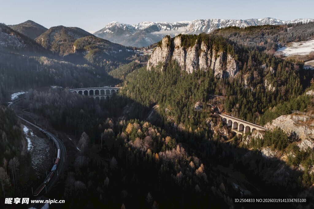山间蜿蜒公路的壮丽风光
