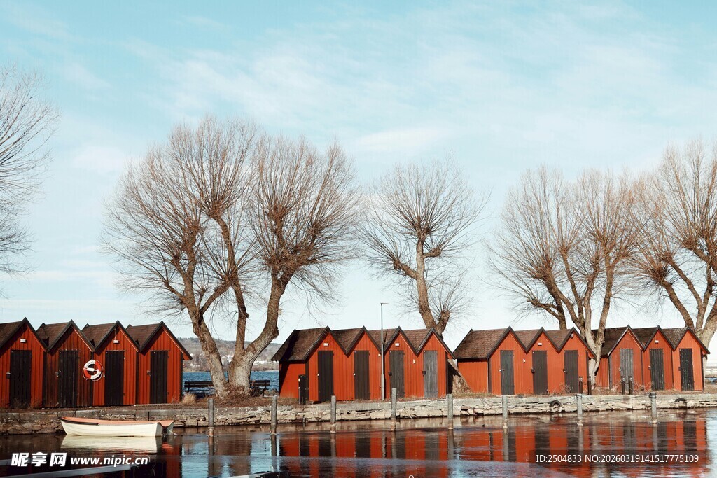 水边红顶小屋 宁静景致